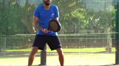 Seville, İspanya-03 Ağustos 2021: Profesyonel bir raket tenisçisinin açık hava sahasındaki bir maçta topa vurması ağır çekim.