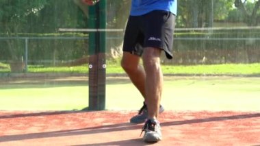 Seville, İspanya-03 Ağustos 2021: Açık hava sahasında oynayan profesyonel bir raket tenisçisinin bacakları yavaş hareket ediyor.