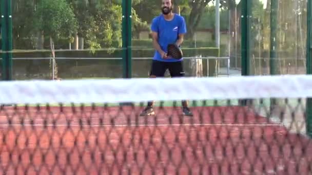 2021年8月3日 西班牙塞维利亚 一名网球选手在室外场地练习的慢动作 从网上观看 — 图库视频影像