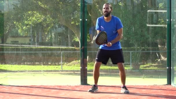 2021年8月3日 西班牙塞维利亚 一名职业网球选手在室外场地比赛中击球动作缓慢 — 图库视频影像