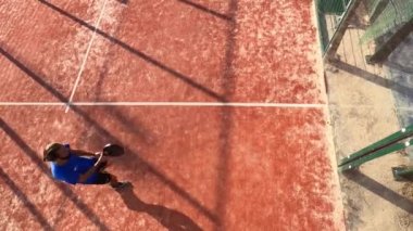 Açık hava sahasındaki bir yarışmaya katılmak için kürek çeken genç bir adamın en iyi görüntüsü.