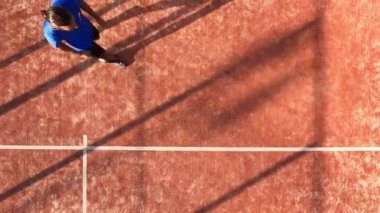 Açık havada tenis oynayan bir adamın en iyi görüntüsü. Padel oynamayı öğrenmek, bir kulüpte ders almak..