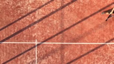 Dışarıdaki sahada raket oynayan bir adamın manzarası. Padel uygulaması veya yarışması.