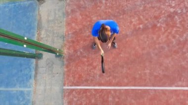 Resepsiyonun nerede olması gerektiğini gösteren raket tenis hocasının üst görüntüsü. Açık sahada raket tenis okulu.
