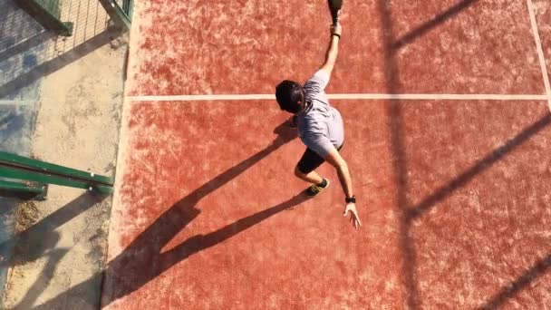 Bovenaanzicht Van Een Man Die Buiten Paddle Tennis Speelt Hij — Stockvideo