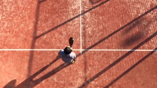 Egy Fiatal Férfi Aki Teniszezik Szabadtéri Pályán Sport Gyakorlásának Fogalma — Stock videók