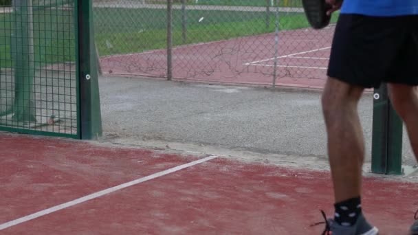 Padel Jugador Está Practicando Golpear Las Bolas Después Golpear Pared — Vídeo de stock