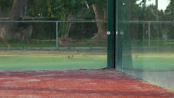 Primer Plano Una Pelota Rebotando Contra Pared Una Pista Pádel — Vídeo de stock