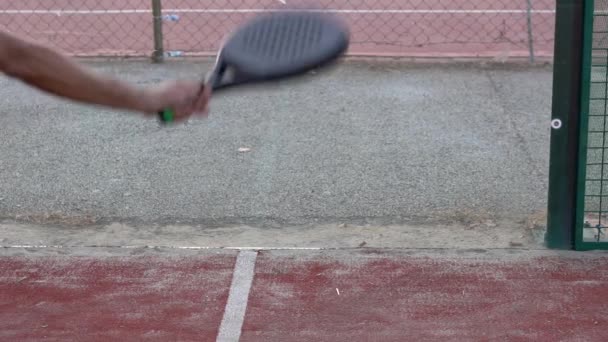 Movimiento Lento Jugador Pádel Golpeando Pelota Cerca Pared Después Que — Vídeos de Stock