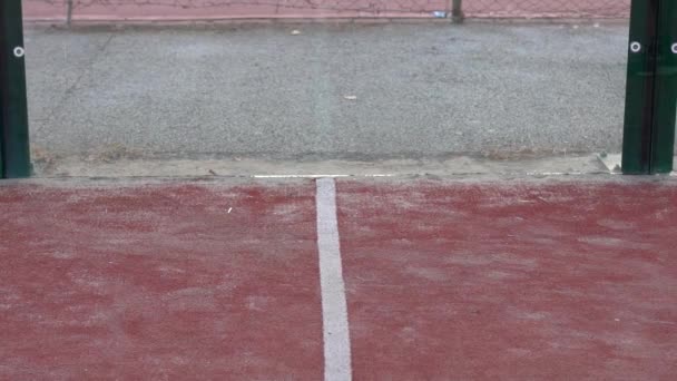 Αργή Κίνηση Ενός Παίκτη Padel Χτυπώντας Την Μπάλα Κοντά Στον — Αρχείο Βίντεο