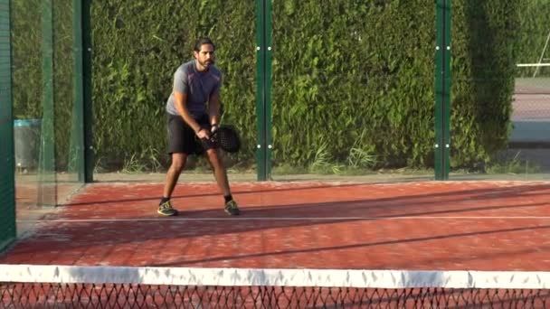 Movimiento Lento Jugador Pádel Que Practica Lanza Una Pelota Red — Vídeos de Stock