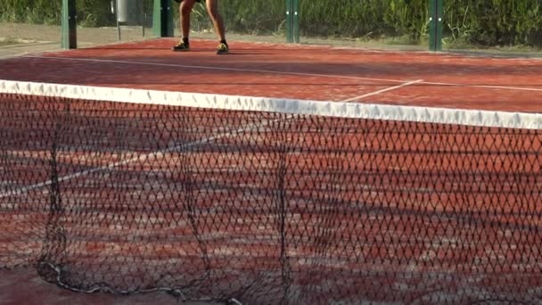 Zeitlupe Eines Mannes Der Während Eines Paddeltennisspiels Auf Einem Außenplatz — Stockvideo