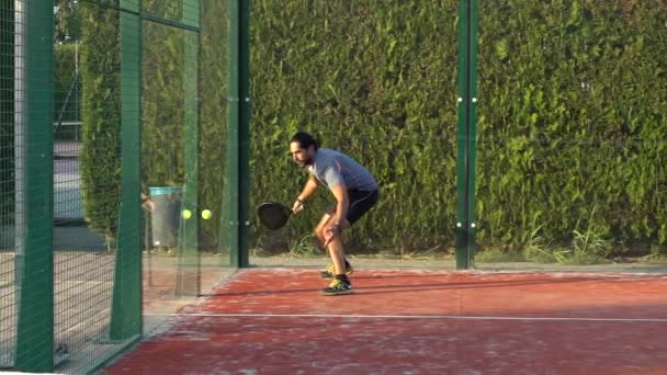 Cámara Lenta Hombre Que Está Jugando Pádel Una Cancha Aire — Vídeo de stock