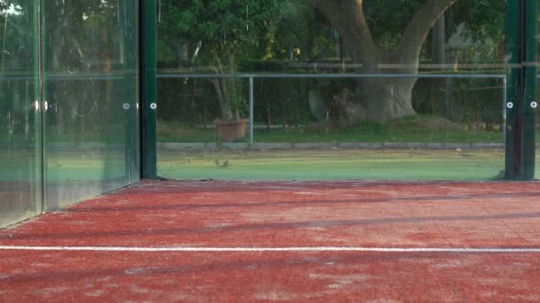 Açık Hava Padel Kortunun Duvarlarına Çarpan Raket Tenis Topunun Yavaş — Stok video