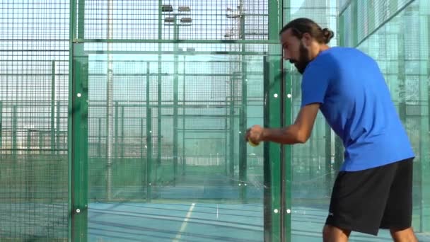 Profesyonel Bir Raket Tenisçisinin Açık Hava Sahasında Ağa Doğru Yavaşça — Stok video