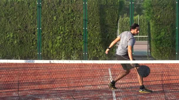 Açık Hava Okulunda Kulüpte Antrenman Yapan Bir Raket Tenisçisinin Yavaş — Stok video