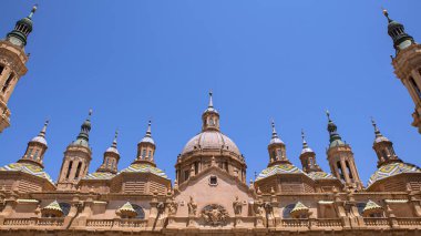 Zaragoza şehrindeki Meryem Ana 'nın çatı ve kulelerinin manzarası. Aragon bölgesinin tarihi eser katedrali. İspanya 'da bir Roma Katolik Kilisesi
