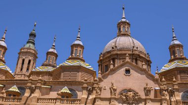 Zaragoza şehrindeki Meryem Ana 'nın çatı ve kulelerinin manzarası. Aragon bölgesinin tarihi eser katedrali. İspanya 'da bir Roma Katolik Kilisesi