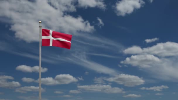 Датский Флаг Размахивающий Ветру Голубым Небом Облаками Датский Баннер Дующий — стоковое видео