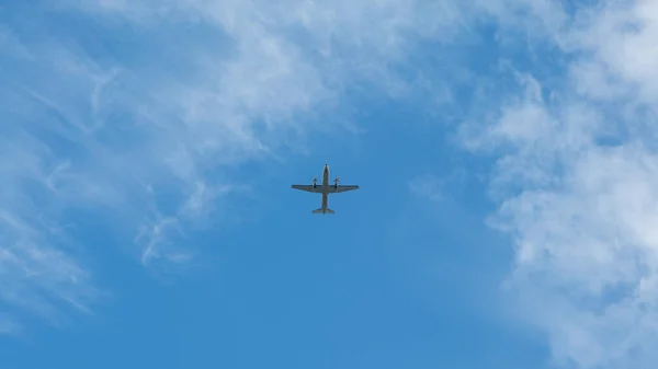 View Propeller Plane Fly Low Blue Sky Clouds Background Commercial — Stock Photo, Image