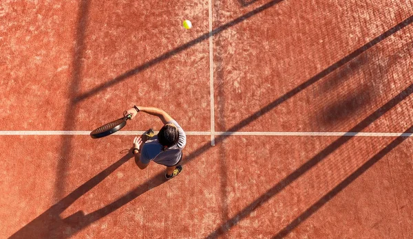 Vista Desde Arriba Jugador Pádel Golpeando Pelota Con Raqueta Una —  Fotos de Stock