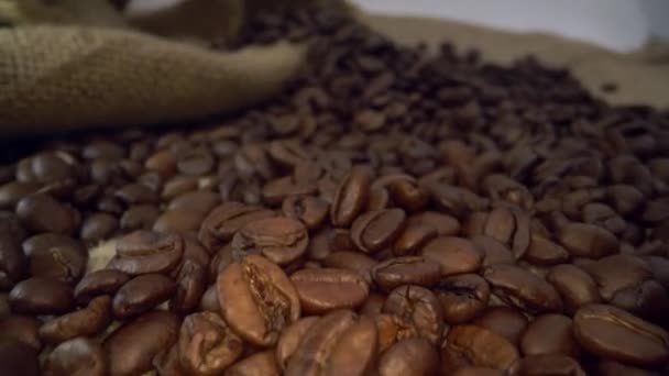 Granos Café Tostados Cayendo Saco Café Segundo Plano Dan — Vídeo de stock