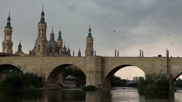 Вид Базиліку Собору Богоматері Піллар Мостом Річкою Ебро Римо Католицька — стокове відео