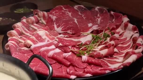 Chińska Pikantna Zupa Talerz Surowego Mięsa Slajdów Wołowiny Przy Stole — Wideo stockowe