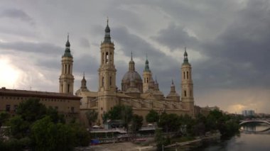 Zaragoza şehrindeki Meryem Ana 'nın çatı ve kulelerinin manzarası. Aragon bölgesinin tarihi eser katedrali. İspanya 'da bir Katolik Kilisesi