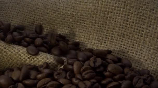 Rallentatore Chicchi Caffè Tostati Che Cadono Caffè Sacco Sullo Sfondo — Video Stock