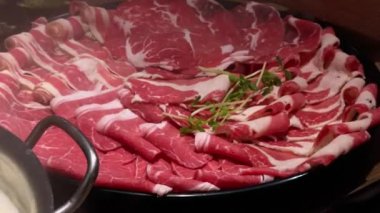 Pirinç tencereli geleneksel Çin usulü esrar. Yemek masası, çiğ ve taze malzemeler. Çin 'de meşhur bakır kavanozlarda nefis sığır eti. Yemek konsepti.