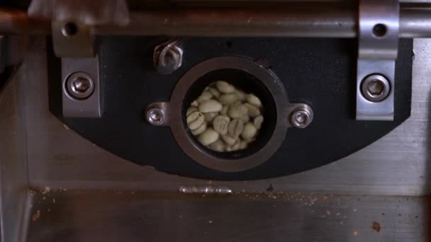 Slowmotion Färska Kaffebönor Rostfri Trumma Process Rostningsanläggningen Nyrostad Caféböna Till — Stockvideo