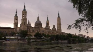 Meryem Ana 'nın bazilikası ve Zaragoza şehrindeki Ebro nehrinin çatıları ve kuleleri üzerinde şehir manzarası. Aragon bölgesinin tarihi eser katedrali. İspanya 'da bir Katolik Kilisesi