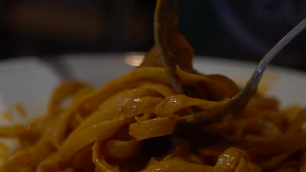 レストランのテーブルの上にスパゲティボロネーゼの料理のスローモーション トマトソースのパスタのおいしい典型的なイタリアのレシピは 白いプレート上で提供しています イタリアの伝統料理 Dan — ストック動画