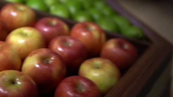 Φρέσκα Κόκκινα Μήλα Στην Αγορά Μήλα Στο Χαρτόκουτο Στο Ράφι — Αρχείο Βίντεο