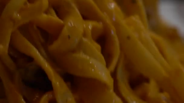 レストランのテーブルの上にスパゲティボロネーゼの料理 トマトソースのパスタのおいしい典型的なイタリアのレシピは 白いプレート上で提供しています イタリアの伝統料理 Dan — ストック動画
