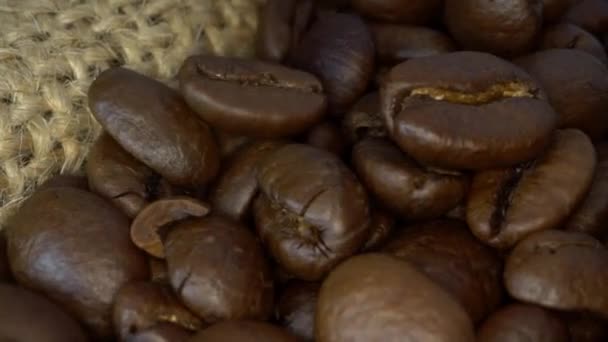 Lassú Mozgás Pörkölt Kávébab Esik Egy Zsák Kávézó Háttér Dan — Stock videók