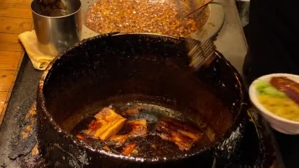 더러운 요리사가 조각을 음식에 요리할 준비를 전통적 Taiwan Snack Street — 비디오