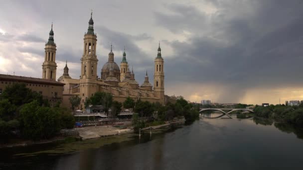 Stadsgezicht Daken Torens Van Onze Lieve Vrouwebasiliek Rivier Ebro Zaragoza — Stockvideo