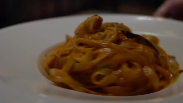 Restoranın Masasında Ağır Ağır Spagetti Bolonez Yiyorlar Lezzetli Tipik Talyan — Stok video