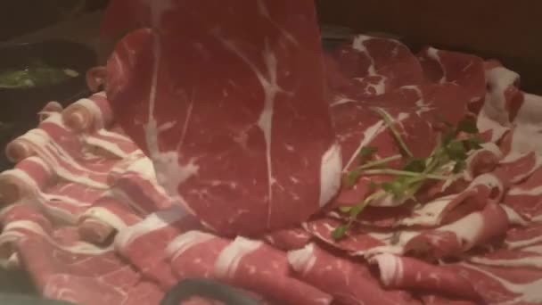 Använda Ätpinnar För Att Laga Kött Kinesisk Hotpot Soppa Tallrikar — Stockvideo