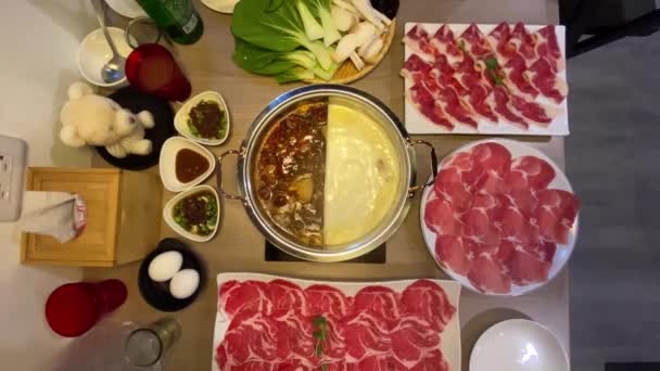 Tradycyjny Chiński Styl Hot Pot Mosiężnym Garnkiem Stół Surowe Świeże — Wideo stockowe
