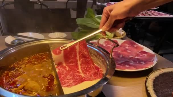 Uso Palillos Para Cocinar Una Carne Sopa Olla Caliente China — Vídeo de stock