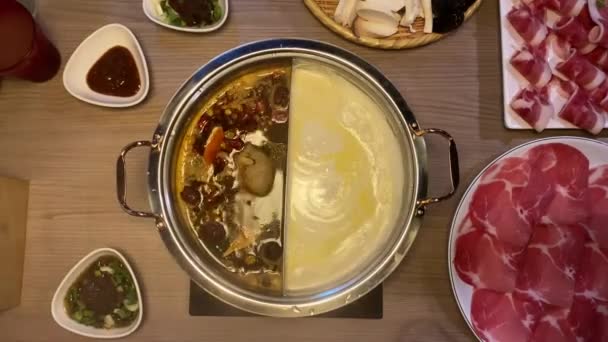 Estilo Tradicional Chino Olla Caliente Con Una Olla Latón Mesa — Vídeos de Stock