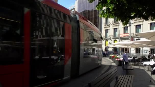 Zaragoza Spanien Mai 2021 Straßenbahn Überquert Eine Hauptstraße Der Stadt — Stockvideo