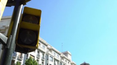 İspanyol yaya geçidi tabelası Zaragoza şehri, trafik yeşilden kırmızıya değişti, güzel bir günde mavi gökyüzü aydınlandı. İspanya şehir merkezinde kavşak caddesi