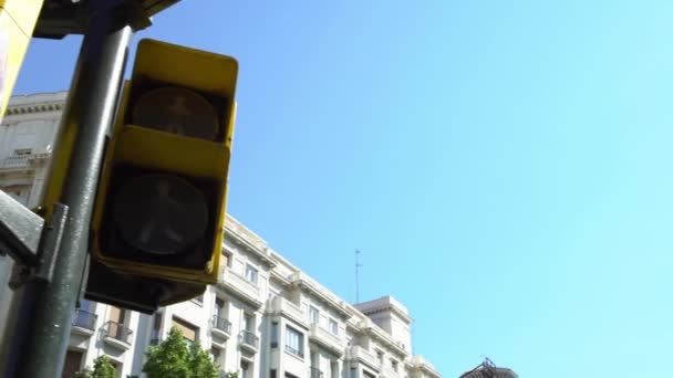 Sinal Passarela Pedestre Espanhol Zaragoza Cidade Mudança Tráfego Cor Verde — Vídeo de Stock