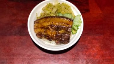 Dongpo 'nun pişmiş domuz eti ve kahverengi soslu beyaz pilav. Masa restoranında servis ediliyor. Çin domuzu göbeği karamelize edilmiş. Geleneksel Tayvanca pişirilen lezzetli yemekler. Tayvan-Dan 'de akşam yemeği için lezzetli yemekler.