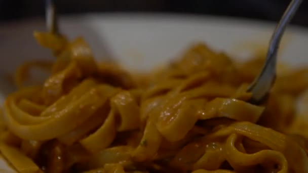 レストランのテーブルの上にスパゲティボロネーゼの料理のスローモーション トマトソースのパスタのおいしい典型的なイタリアのレシピは 白いプレート上で提供しています イタリアの伝統料理 Dan — ストック動画
