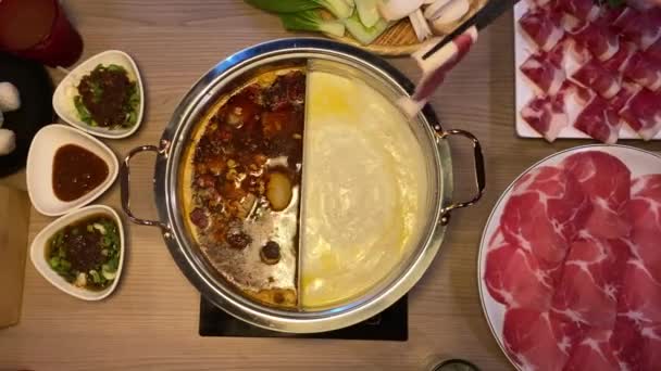 Używanie Pałeczek Gotowania Mięsa Chińskiej Zupie Hotpot Talerze Świeżą Pyszną — Wideo stockowe